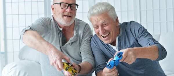 Два пожилых мужчины играют на компьютере - Sputnik Việt Nam