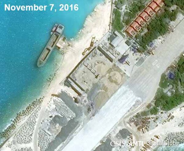 Ảnh chụp từ vệ tinh một hòn đảo trong quần đảo Trường Sa trên Biển Đông - Sputnik Việt Nam