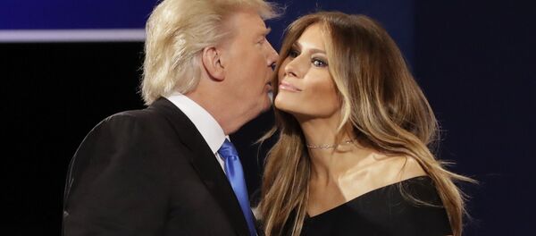 Кандидат в президенты США Дональд Трамп целует свою жену Меланью Трамп - Sputnik Việt Nam