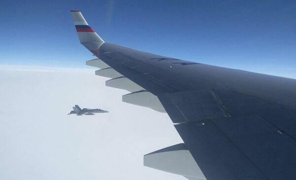 Máy bay chiến đấu Thụy Sĩ McDonnell Douglas F/A-18 Hornet bay gần sát máy bay của phái đoàn Nga đang tới Peru dự hội nghị thượng đỉnh APEC - Sputnik Việt Nam