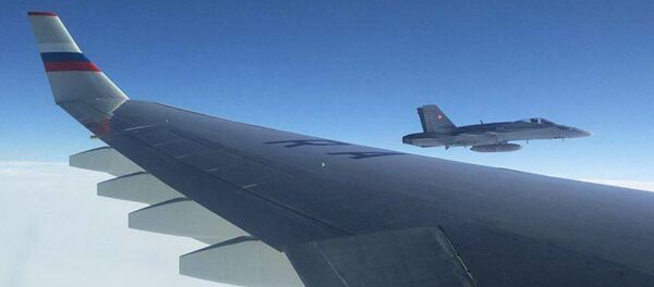 Máy bay chiến đấu Thụy Sĩ McDonnell Douglas F/A-18 Hornet bay gần sát máy bay của phái đoàn Nga đang tới Peru dự hội nghị thượng đỉnh APEC - Sputnik Việt Nam