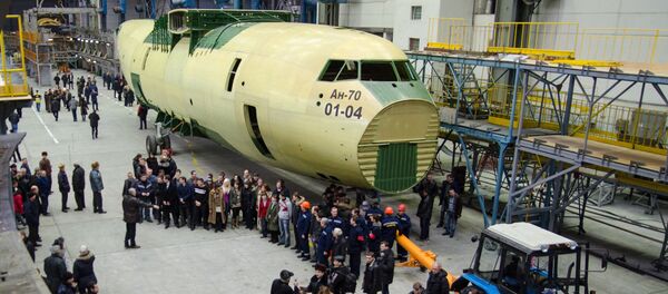 Презентация первого экземпляра военно-транспортного самолета Ан-70 производства украинского завода Антонов Презентация первого экземпляра военно-транспортного самолета Ан-70 производства украинского завода Антонов - Sputnik Việt Nam