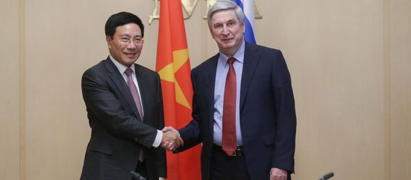 Phó chủ tịch thứ nhất Hạ viện Ivan Melnikov (Đảng Cộng sản) tại cuộc gặp với Phó Thủ tướng, Bộ trưởng Ngoại giao Việt Nam Phạm Bình Minh. - Sputnik Việt Nam
