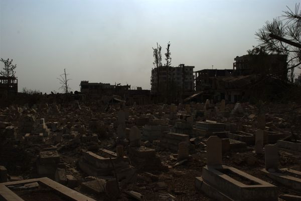 Bọn khủng bố DAESH tàn phá nghĩa trang vì theo chúng các bia mộ với họ tên của người đã khuất và năm sinh là một sự sùng bái. Bọn khủng bố DAESH tàn phá nghĩa trang vì theo chúng các bia mộ với họ tên của người đã khuất và năm sinh là một sự sùng bái. - Sputnik Việt Nam