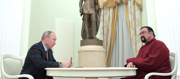 Tổng thống Putin trao hộ chiếu Nga cho Steven Seagal - Sputnik Việt Nam