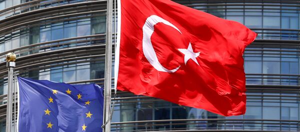 A European Union (L) and Turkish flag fly outside a hotel in Istanbul, Turkey, May 4, 2016. - Sputnik Việt Nam