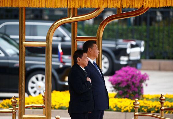 President of the Philippines Rodrigo Duterte (L) and Chinese President Xi Jinping attend a welcoming ceremony at the Great Hall of the People in Beijing, China, October 20, 2016. - Sputnik Việt Nam