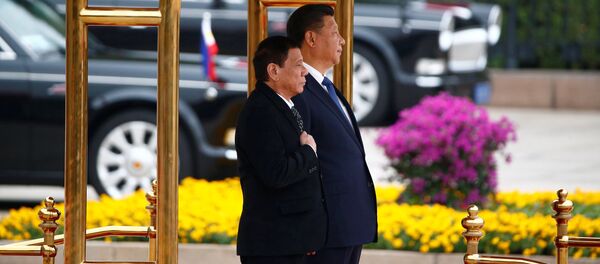 President of the Philippines Rodrigo Duterte (L) and Chinese President Xi Jinping attend a welcoming ceremony at the Great Hall of the People in Beijing, China, October 20, 2016. - Sputnik Việt Nam