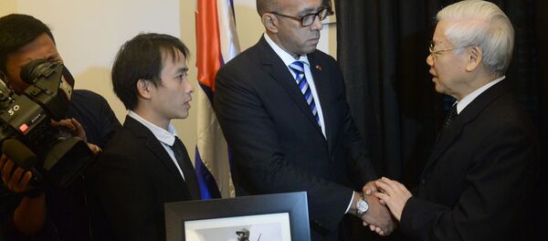 Посол Кубы во Вьетнаме Эрминио Лопес Диас и генсек Компартии Вьетнама Нгуен Фу Чонг в кубинском посольстве в Ханое - Sputnik Việt Nam