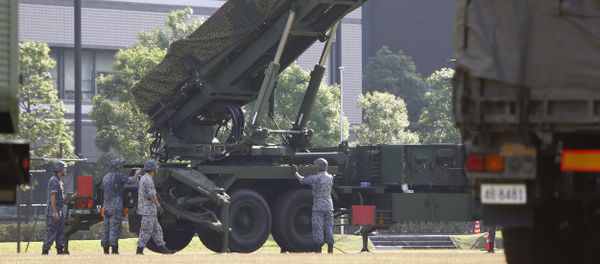 Japan Self-Defense Force members set up a PAC-3 Patriot missile unit deployed ahead of North Korea's planned rocket launch at the Defense Ministry in Tokyo, Tuesday, June 21, 2016 - Sputnik Việt Nam