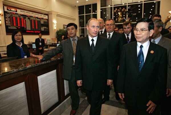 10 năm trước đây tại Hà Nội, ông Vladimir Putin và ông Nguyễn Minh Triết chính thức khai trương Ngân hàng Liên doanh Việt - Nga (VRB).  - Sputnik Việt Nam