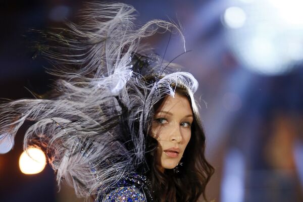 Người mẫu Bella Hadid tại  show diễn thời trang  Victoria Secret 2016 ở Paris - Sputnik Việt Nam