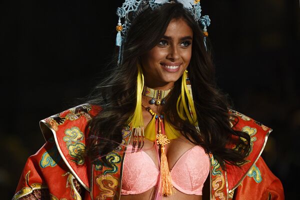 Người mẫu Taylor Hill trong show diễn thời trang Victoria Secret 2016 ở Paris - Sputnik Việt Nam