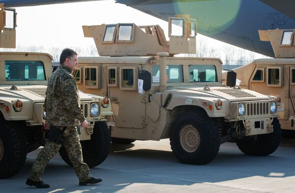 Máy bay vận tải đầu tiên của Không quân Mỹ đưa xe bọc thép tới Kiev - Sputnik Việt Nam