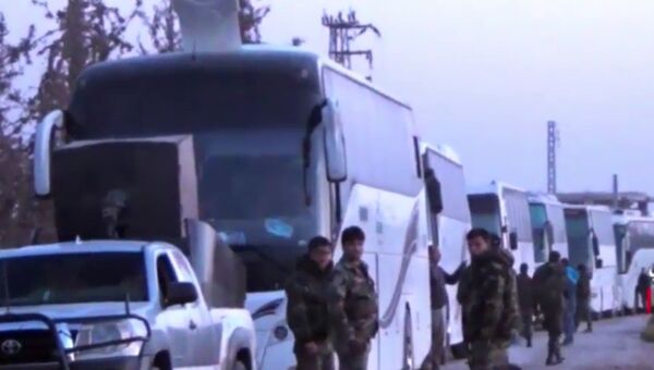 Chính quyền Syria đã cung cấp xe buýt chở 3.010 người (1846 chiến binh và 1164 thành viên gia đình của họ) sơ tán ra khỏi Khan al-Shih. Chính quyền Syria đã cung cấp xe buýt chở 3.010 người (1846 chiến binh và 1164 thành viên gia đình của họ) sơ tán ra khỏi Khan al-Shih. - Sputnik Việt Nam