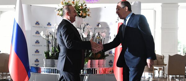 Ngoại trưởng Nga Sergei Lavrov (phải) và Ngoại trưởng Thổ Nhĩ Kỳ Mevlut Cavusoglu, trong một cuộc họp tại Thổ Nhĩ Kỳ. - Sputnik Việt Nam