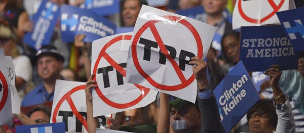 People hold signs against the Trans Pacific Partnership (TPP) on Day 3 of the Democratic National Convention at the Wells Fargo Center, July 27, 2016 in Philadelphia, Pennsylvania - Sputnik Việt Nam