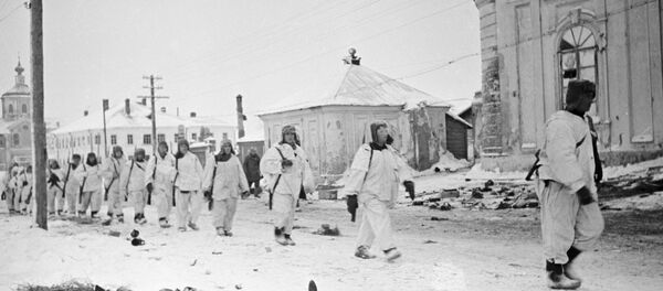 Советские солдаты на освобожденных улицах Калинина - Sputnik Việt Nam