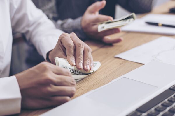 Nhà kinh doanh bỏ tiền vào túi - Sputnik Việt Nam