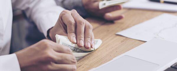 Nhà kinh doanh bỏ tiền vào túi - Sputnik Việt Nam