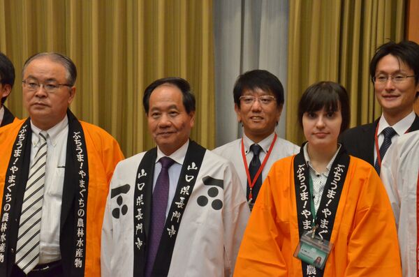 Ông Oonishi Kurao và các thành viên phái đoàn tại buổi chiêu đãi ở Đại sứ quán Nhật Bản tại Maxcơva - Sputnik Việt Nam