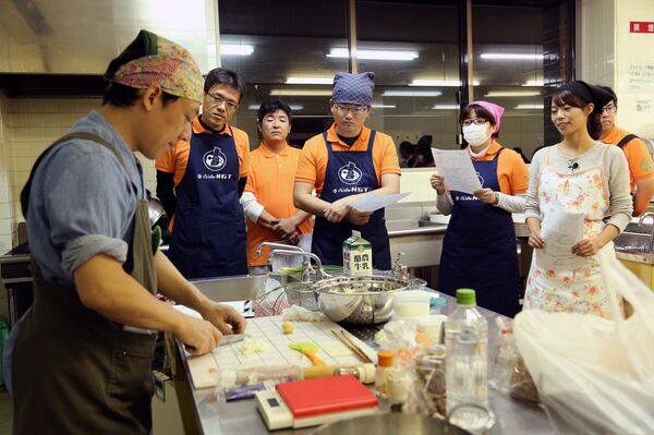 Nhóm tình nguyện viên của thành phố Nagato «Team NGT» làm bánh rán Nga trong khuôn khổ chương trình chuẩn bị cho chuyến thăm Nhật Bản của ông Putin - Sputnik Việt Nam