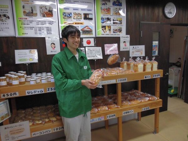 Cửa hàng nhỏ tại trường học nông nghiệp ở Nagato. Giá trưng bày bánh mì trắng kiểu Nga mà sinh viên học cách tự làm. Số lượng sản phẩm không lớn, chỉ có 50 bánh. - Sputnik Việt Nam