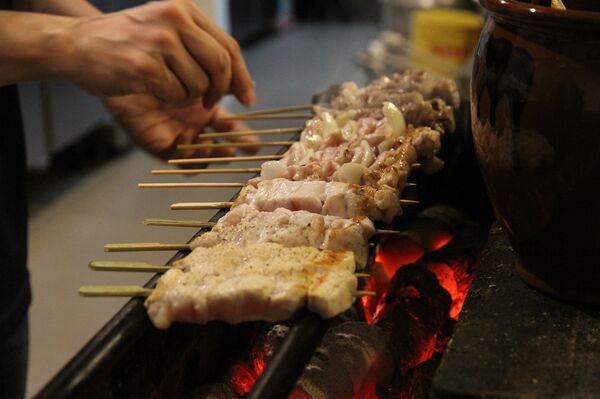 Thịt nướng shashlik Nga mà đầu bếp từ thành phố Nagato đã chuẩn bị cho chuyến thăm Nhật Bản của Tổng thống Putin - Sputnik Việt Nam