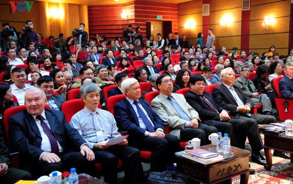 Buổi lễ ra mắt tác phẩm do Đài Tiếng nói Việt Nam, Hội Hữu nghị Việt - Nga, Hội Hữu nghị Nga – Việt, NXB Công an nhân dân đồng tổ chức. Đến tham dự có Ủy viên TƯ Đảng, Phó Chủ tịch Quốc hội Uông Chu Lưu; ông Nguyễn Thế Kỷ, Ủy viên TƯ Đảng, Tổng Giám đốc Đài Tiếng nói Việt Nam... Buổi lễ ra mắt tác phẩm do Đài Tiếng nói Việt Nam, Hội Hữu nghị Việt - Nga, Hội Hữu nghị Nga – Việt, NXB Công an nhân dân đồng tổ chức. Đến tham dự có Ủy viên TƯ Đảng, Phó Chủ tịch Quốc hội Uông Chu Lưu; ông Nguyễn Thế Kỷ, Ủy viên TƯ Đảng, Tổng Giám đốc Đài Tiếng nói Việt Nam... - Sputnik Việt Nam