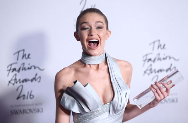 Người mẫu Gigi Hadid được công nhận Siêu mẫu của năm tại lễ trao Giải thưởng The Fashion Award 2016 ở London - Sputnik Việt Nam