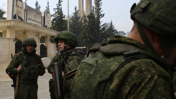 Russian soldiers stand next to an aid convoy in Aleppo, Syria, Sunday, Dec. 4, 2016 - Sputnik Việt Nam