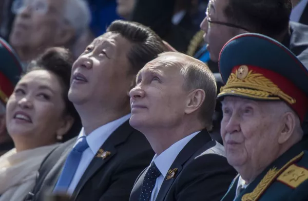 Tổng thống LB Nga Vladimir Putin và Chủ tịch CHND Trung Hoa Tập Cận Bình cùng phu nhân trong thời gian duyệt binh kỷ niệm Chiến thắng trong Chiến tranh Vệ quốc Vĩ đại Tổng thống LB Nga Vladimir Putin và Chủ tịch CHND Trung Hoa Tập Cận Bình cùng phu nhân trong thời gian duyệt binh kỷ niệm Chiến thắng trong Chiến tranh Vệ quốc Vĩ đại - Sputnik Việt Nam