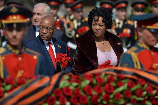 Tổng thống CH Nam Phi Jacob Zuma và phu nhân trong nghi lễ đặt hoa tại Mộ Chiến sĩ Vô danh trong Vườn Alexandrov Tổng thống CH Nam Phi Jacob Zuma và phu nhân trong nghi lễ đặt hoa tại Mộ Chiến sĩ Vô danh trong Vườn Alexandrov - Sputnik Việt Nam
