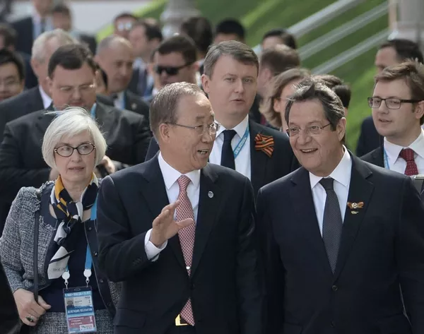 Tổng thống CH Síp Nikos Anastasiadis và Tổng Thư ký Liên Hợp Quốc Ban Ki-moon trước nghi lễ đặt hoa tại Mộ Chiến sĩ Vô danh ở Vườn Alexandrov Tổng thống CH Síp Nikos Anastasiadis và Tổng Thư ký Liên Hợp Quốc Ban Ki-moon trước nghi lễ đặt hoa tại Mộ Chiến sĩ Vô danh ở Vườn Alexandrov - Sputnik Việt Nam