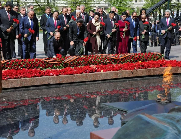 Tổng thống LB Nga Vladimir Putin và các vị đứng đầu phái đoàn nước ngoài trong nghi lễ đặt hoa tại Mộ Chiến sĩ Vô danh ở Vườn Alexandrov Tổng thống LB Nga Vladimir Putin và các vị đứng đầu phái đoàn nước ngoài trong nghi lễ đặt hoa tại Mộ Chiến sĩ Vô danh ở Vườn Alexandrov - Sputnik Việt Nam