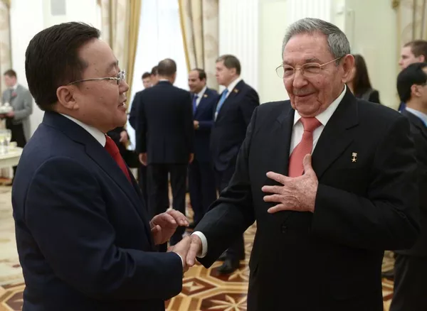 Tổng thống Mông Cổ Elbegdorj Tsakhia và Chủ tịch Hội đồng Nhà nước Cuba Raul Castro trong cuộc gặp tại điện Kremlin Tổng thống Mông Cổ Elbegdorj Tsakhia và Chủ tịch Hội đồng Nhà nước Cuba Raul Castro trong cuộc gặp tại điện Kremlin - Sputnik Việt Nam