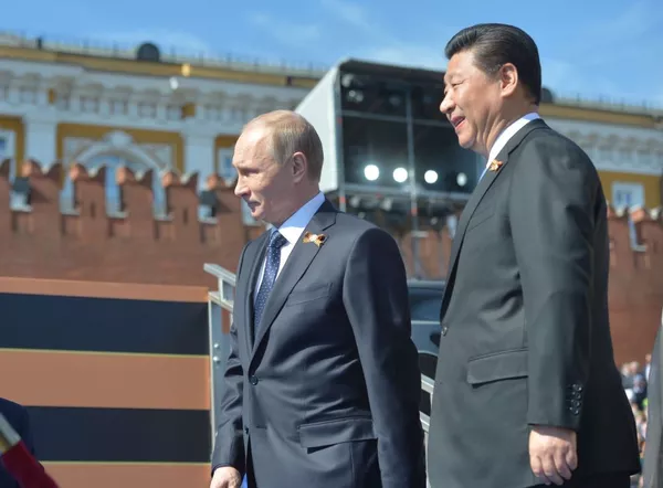 Tổng thống Nga Vladimir Putin và Chủ tịch Trung Quốc Tập Cận Bình trước khi bắt đầu duyệt binh trên Quảng trường Đỏ ở Matxcơva Tổng thống Nga Vladimir Putin và Chủ tịch Trung Quốc Tập Cận Bình trước khi bắt đầu duyệt binh trên Quảng trường Đỏ ở Matxcơva - Sputnik Việt Nam