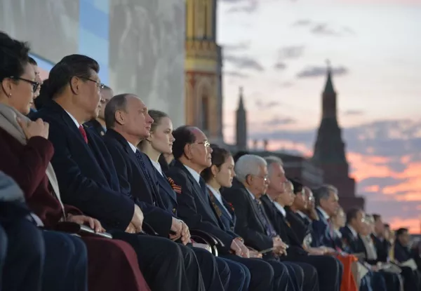 Tổng thống LB Nga Vladimir Putin (thứ ba bên trái) và Chủ tịch CHND Trung Hoa Tập Cận Bình cùng phu nhân Bành Lệ Viên (trái) tại buổi hòa nhạc lễ hội “Những con đường của Chiến thắng Vĩ đại” trên Quảng trường Đỏ nhân kỉ niệm 70 năm Chiến thắng trong Chiến tranh Vệ quốc Vĩ đại 1941 -1945 Tổng thống LB Nga Vladimir Putin (thứ ba bên trái) và Chủ tịch CHND Trung Hoa Tập Cận Bình cùng phu nhân Bành Lệ Viên (trái) tại buổi hòa nhạc lễ hội “Những con đường của Chiến thắng Vĩ đại” trên Quảng trường Đỏ nhân kỉ niệm 70 năm Chiến thắng trong Chiến tranh Vệ quốc Vĩ đại 1941 -1945 - Sputnik Việt Nam