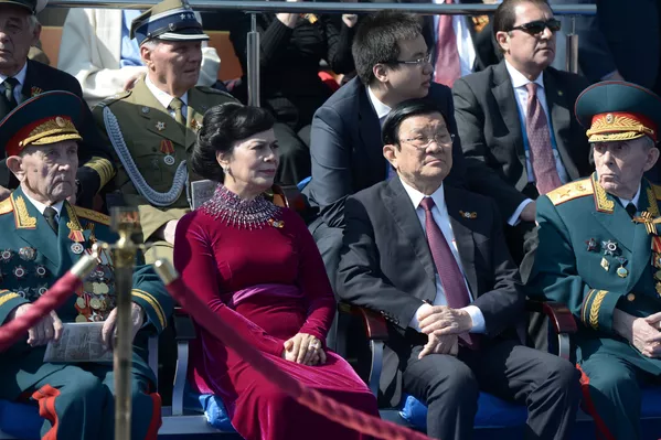 Chủ tịch CHXHCN Việt Nam Trương Tấn Sang (thứ hai bên phải) cùng phu nhân Mai Thị Hạnh trong thời gian duyệt binh kỷ niệm 70 năm Chiến thắng trong Chiến tranh Vệ quốc Vĩ đại 1941-1945 Chủ tịch CHXHCN Việt Nam Trương Tấn Sang (thứ hai bên phải) cùng phu nhân Mai Thị Hạnh trong thời gian duyệt binh kỷ niệm 70 năm Chiến thắng trong Chiến tranh Vệ quốc Vĩ đại 1941-1945 - Sputnik Việt Nam