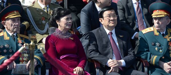 Chủ tịch CHXHCN Việt Nam Trương Tấn Sang (thứ hai bên phải) cùng phu nhân Mai Thị Hạnh trong thời gian duyệt binh kỷ niệm 70 năm Chiến thắng trong Chiến tranh Vệ quốc Vĩ đại  1941-1945 - Sputnik Việt Nam