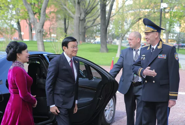 Tư lệnh quân quản Kremlin Sergei Khlebnikov (phải) và Chủ tịch CHXHCN Việt Nam Trương Tấn Sang trong nghi lễ đón lãnh đạo các phái đoàn nước ngoài và khách mời tại điện Kremlin Tư lệnh quân quản Kremlin Sergei Khlebnikov (phải) và Chủ tịch CHXHCN Việt Nam Trương Tấn Sang trong nghi lễ đón lãnh đạo các phái đoàn nước ngoài và khách mời tại điện Kremlin - Sputnik Việt Nam