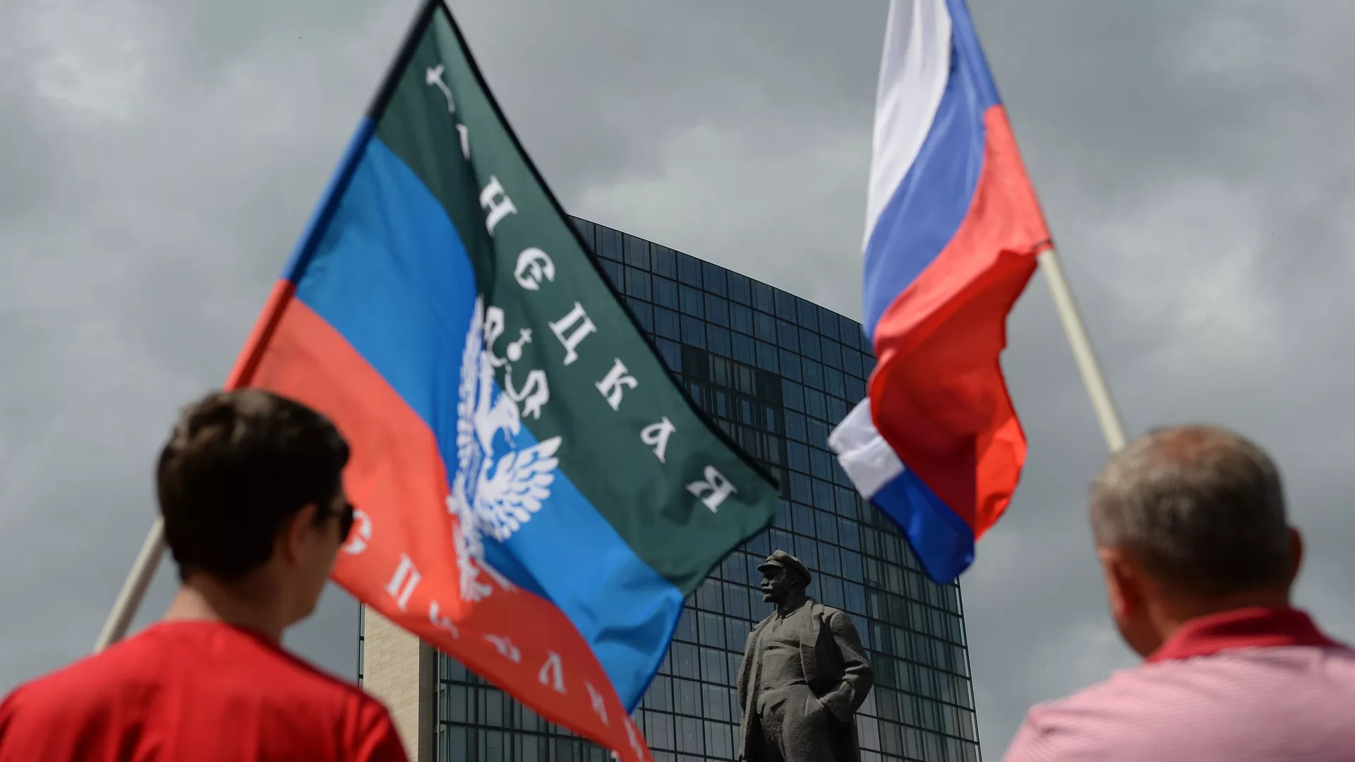 Các thành viên của cuộc mít tinh ủng hộ Cộng hòa Nhân dân Donetsk (DPR) tại quảng trường Lê nin ở Donetsk