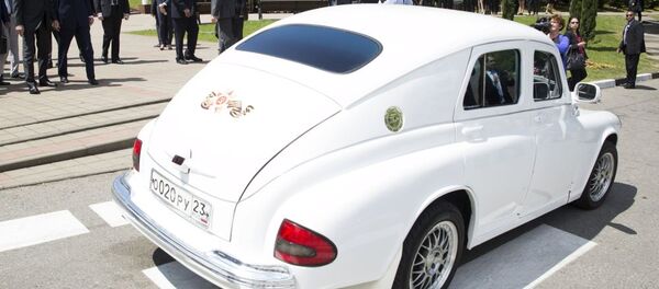 Ông Lavrov đến cuộc gặp với ông Kerry ở Sochi sau vô lăng chiếc xe “Pobeda” màu trắng - Sputnik Việt Nam