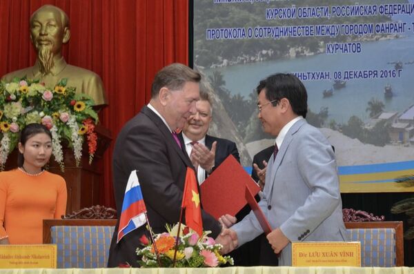 Thống đốc tỉnh Kursk Alexander Mikhailov và Chủ tịch Ủy ban nhân dân tỉnh Ninh Thuận Lưu Xuân Vĩnh Thống đốc tỉnh Kursk Alexander Mikhailov và Chủ tịch Ủy ban nhân dân tỉnh Ninh Thuận Lưu Xuân Vĩnh - Sputnik Việt Nam