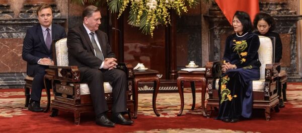 Thống đốc tỉnh Kursk Alexander Mikhailov và Phó Chủ tịch Việt Nam, bà Đặng Thị Ngọc Thịnh tại Việt Nam Thống đốc tỉnh Kursk Alexander Mikhailov và Phó Chủ tịch Việt Nam, bà Đặng Thị Ngọc Thịnh tại Việt Nam - Sputnik Việt Nam