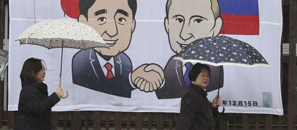 Баннер, изображающий Премьер-министра Японии Синдзо Абэ и Президента России Владимира Путина, на улице в Нагато - Sputnik Việt Nam