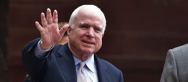 US Senator John McCain waves to the media as he leaves the Ministry of External Affairs in New Delhi - Sputnik Việt Nam