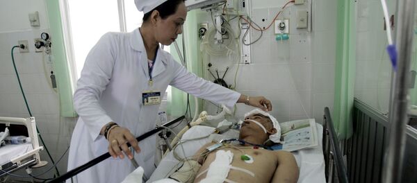 Врач у постели больного в военном госпитале в городе Кантхо, Вьетнам - Sputnik Việt Nam