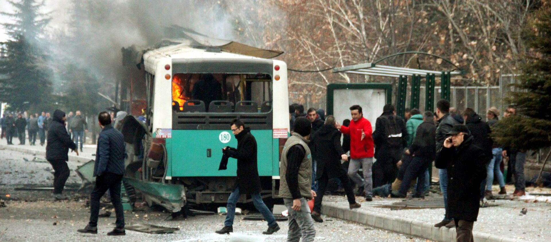 People react after a bus was hit by an explosion in Kayseri, Turkey, December 17, 2016 - Sputnik Việt Nam, 1920, 17.12.2016