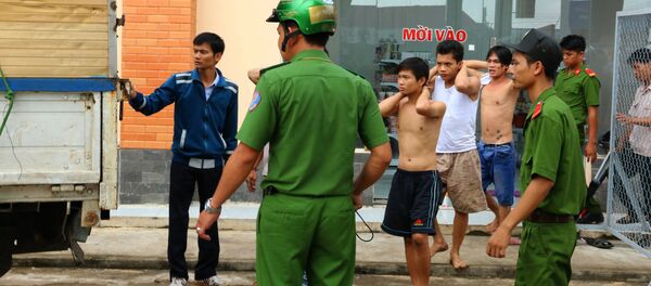 Наркозависимые, арестованные после побега из реабилитационного центра во Вьетнаме - Sputnik Việt Nam